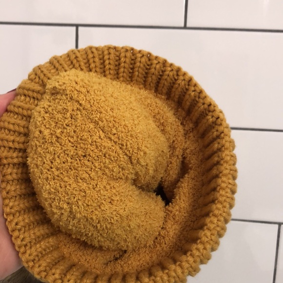 Winter hat With fuzzy inside lining - Picture 3 of 5